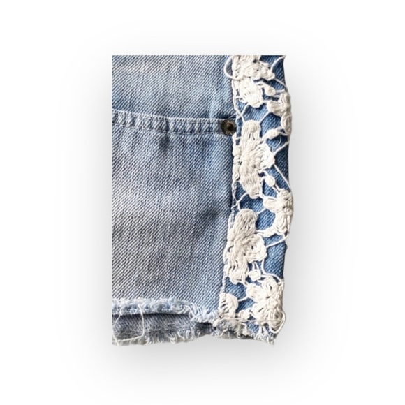 new LF Carmar ꕥ Floral Crochet Lace Cut Off Denim Shorts ꕥ White Lace Trim ꕥ 27 - Picture 7 of 15